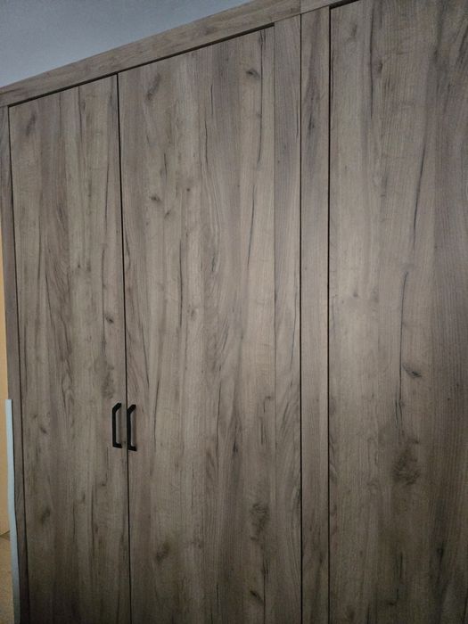 Vand mobila culoarea stejar cu maner negru si oglinda