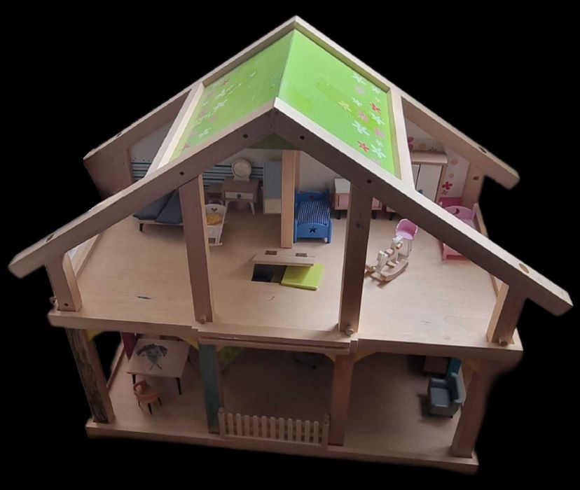 Дървена къща за кукли