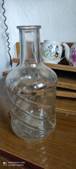 Графин и стаканы.