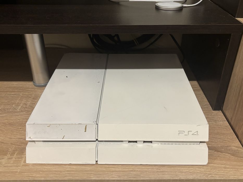 Playstation 4 + Два джойстика и три игри