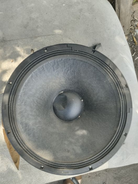 Срочно колонка JBL SRX 725