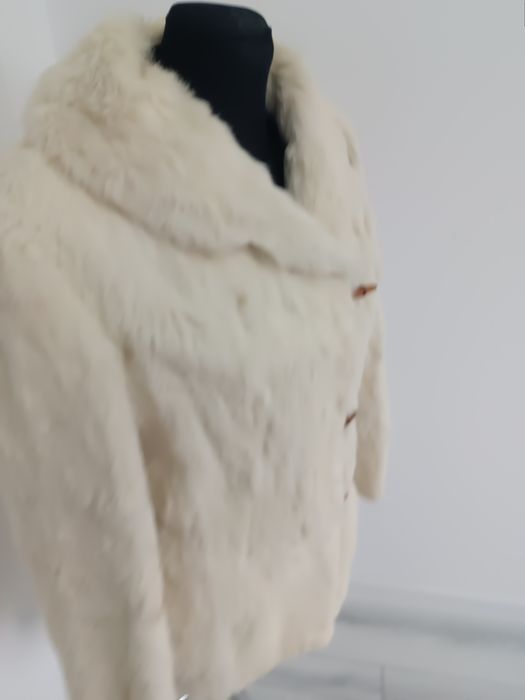 Haina de blana de iepure alb