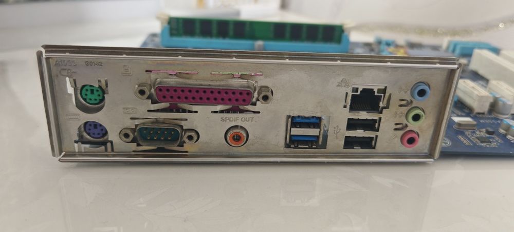 Материнская плата DDR3 Гб фирмы gigabyte в комплекте 8 ГБ оперативной