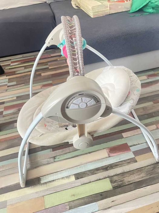 Balansoar automat pliabil cu diferite viteze pentru bebelusi