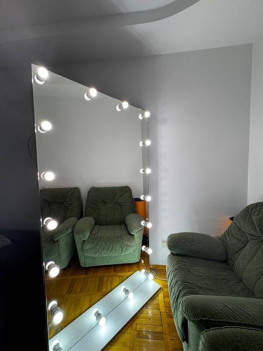 Безрамочное зеркало на подставке