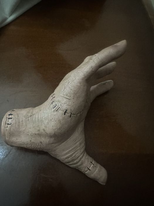 Рука венздей семейка адамс