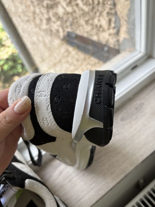 Vand adidasi Chanel