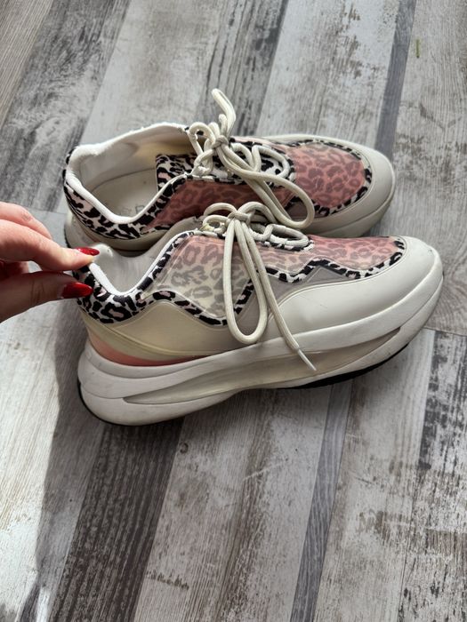 Маратонки Pinko с лека забележка