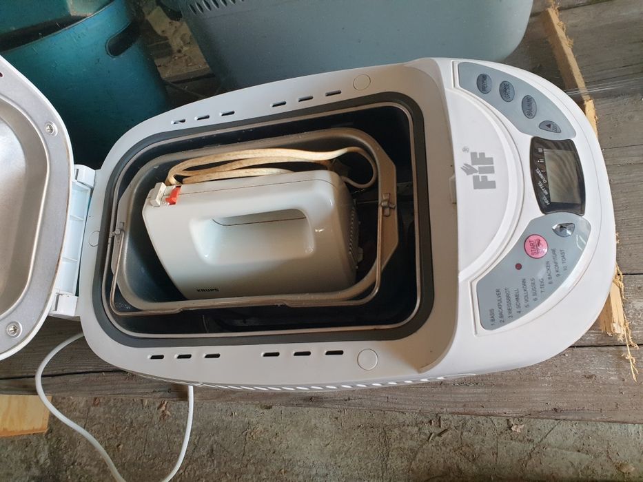 Aparat de facut paine si mixer pentru aluat.
Sunt folosite, au patina