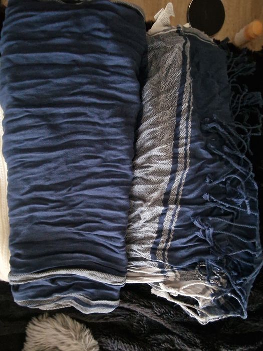 Шалове(Бенетон) и шапки, шорти Umbro