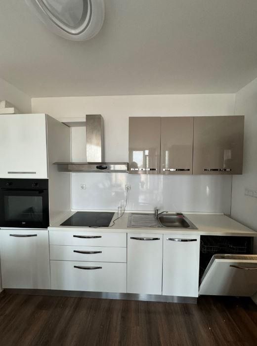 Дава се под наем Тристаен апартамент в Варна, Център - 107 кв.м за 1250 € - Снимка #2