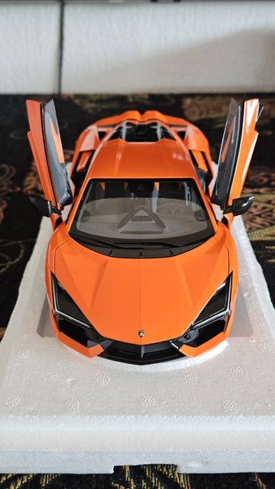 LCD Lamborghini Revuelto 1:18 NOU