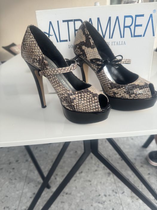 Vand pantofi cu toc din piele lacuita