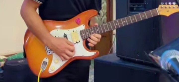 Elektron gitara sotiladi zvuklari toza+sanziyo chexol