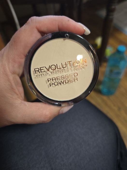 Продавам нов комплект грим Makeup Revolution / Revolution Pro
