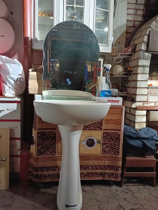 Vând chiuveta cu picior și oglinda