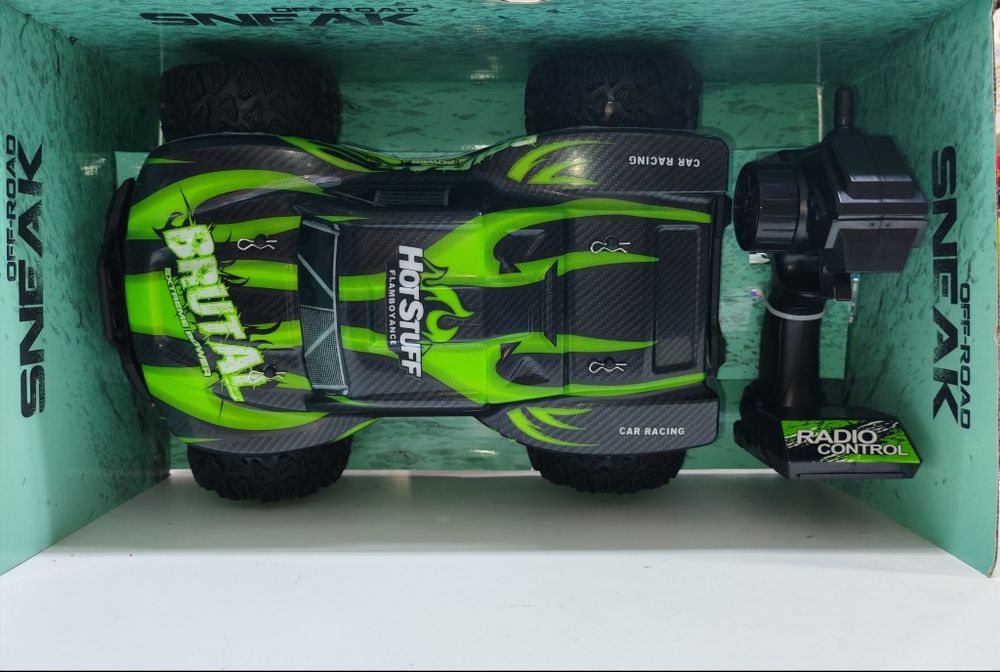 Продаётся SNEAK rasing car. Машина радио управлением час 25км. 8+