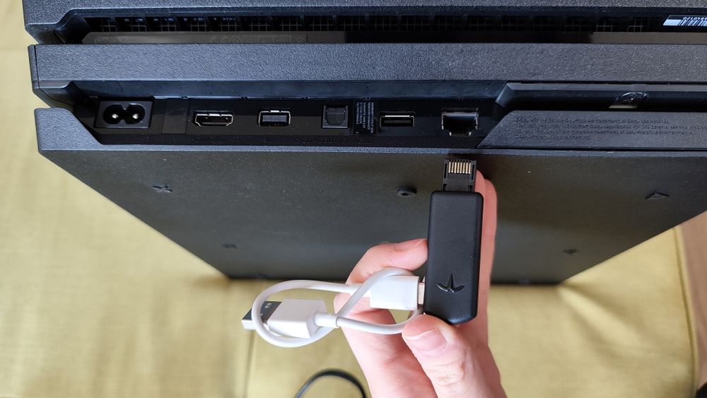 PS4 Pro (1TB + 1 Joystick)