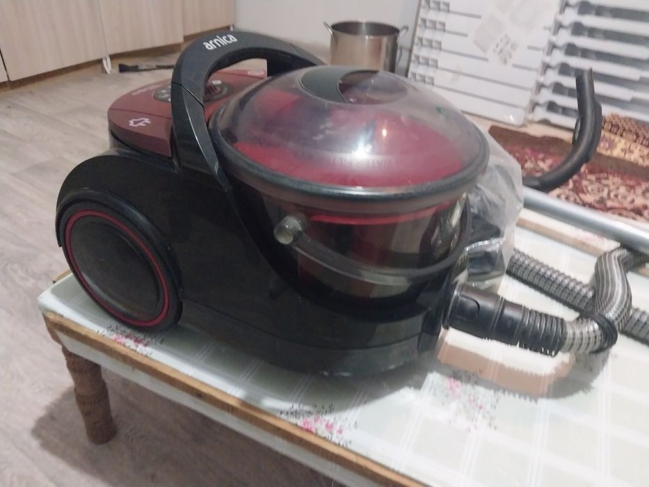 Пылесос пролается ARNICA BORA 7000