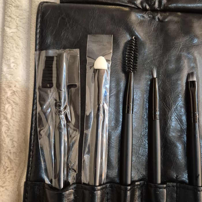 Четки за грим/естествена косъм в калъф от естествена кожа