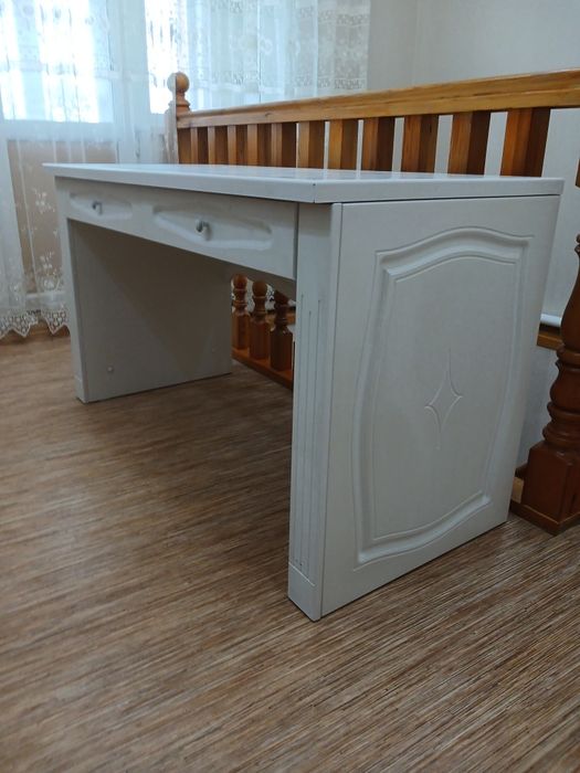 Продам  срочно стол