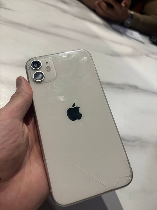 Продам Айфон 11