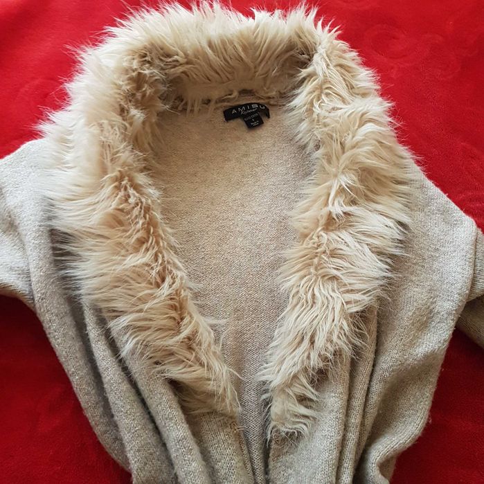 Бежова жилетка с яка