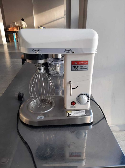 Продам отличный Миксер