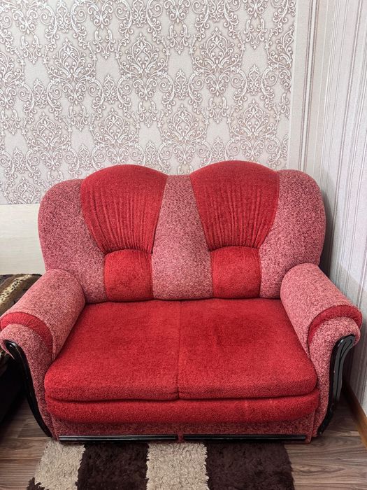 Красный маленький диван