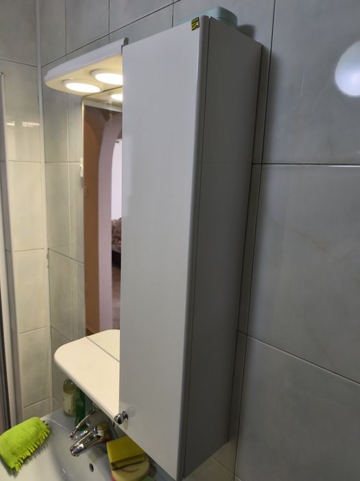 Шкафче за баня с огледало и осветление