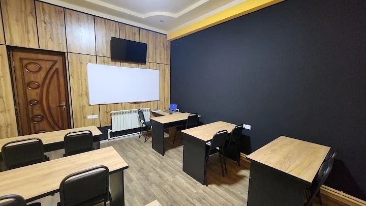 Bino 2-qavati ijaraga beriladi.