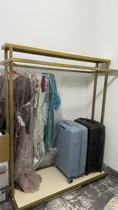 Торговое предложение для одежды на стеллажах