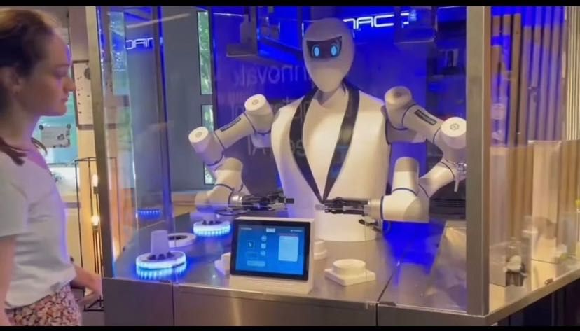 Робот бармен работает 24/7