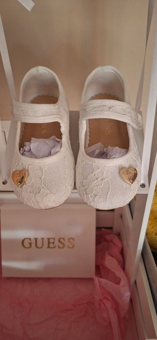 Прекрасни обувки Guess за малка принцеса
