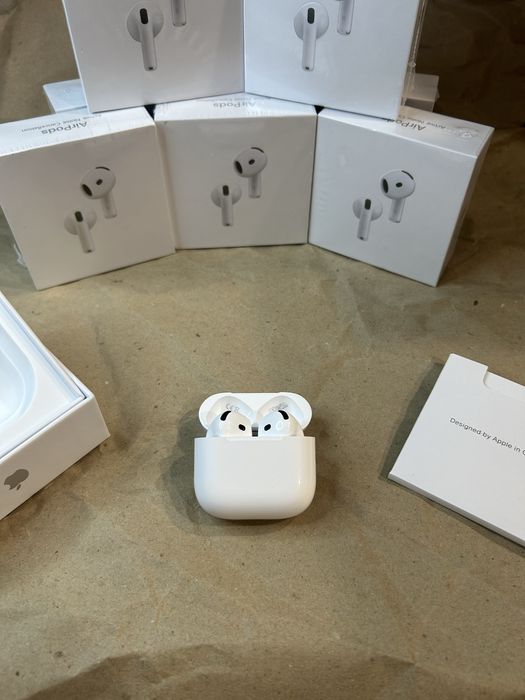 AirPods 4.