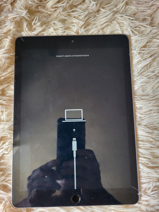 Продам Айпад 6 в нерабочее состоянии.