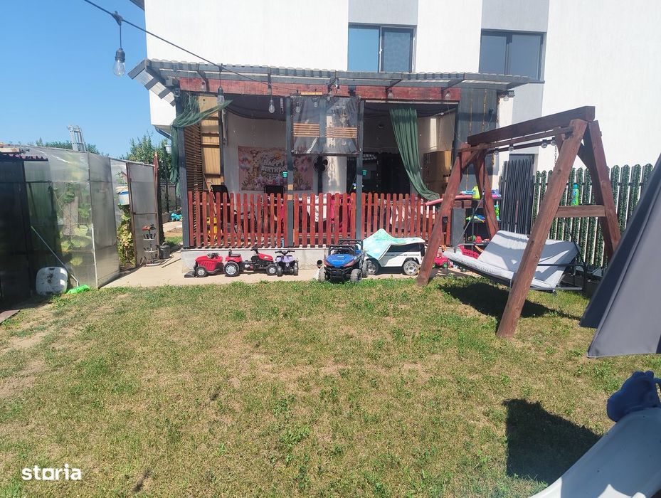 Vând casa tip duplex p+1E