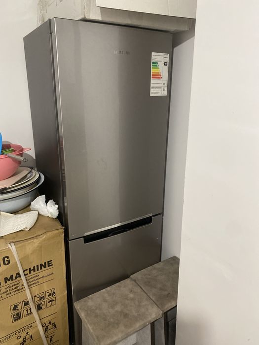 Холодильник почти новый самсунг марка