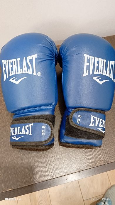 Шлем и перчатки для бокса