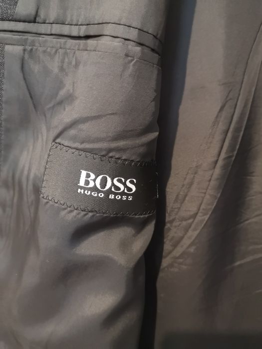 Vând costum mărimea 54 marca BOSS