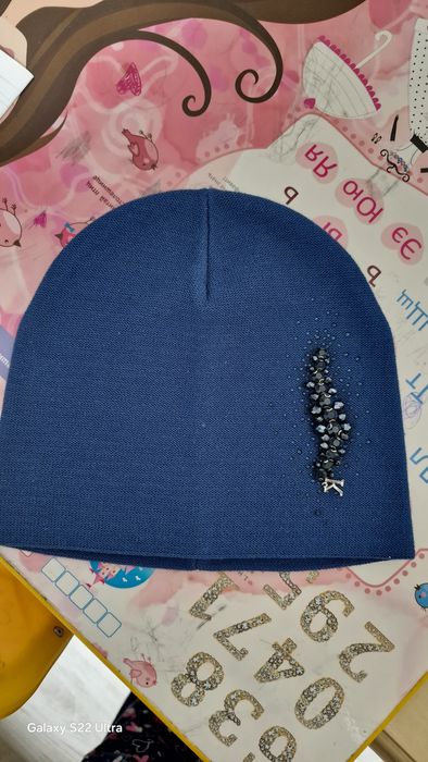 Красивая шапка с камушками