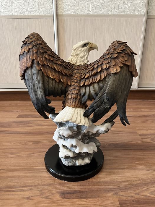 Продам орла в сад или дом