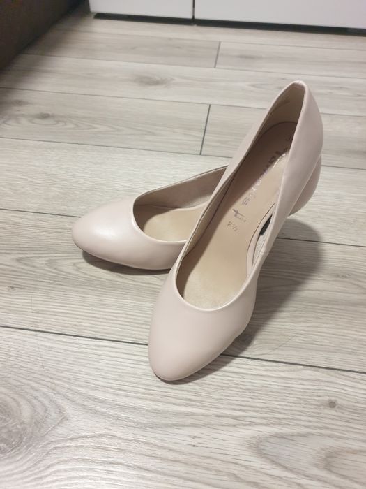 Pantofi cu toc, noi.