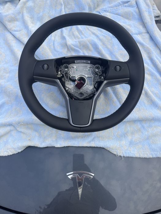 Tesla model 3/Y волан претапициран с естествена кожа