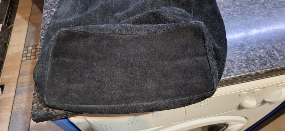 Продавам тоте чанта от чер естествен велур