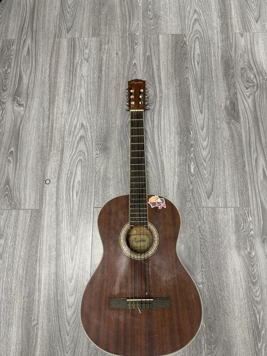 клксическая гитара 6 струн в отличном состоянии