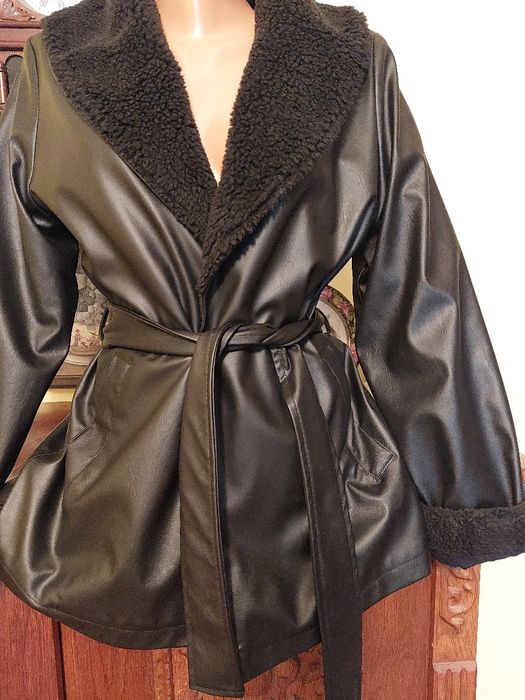 Haina foarte chic din piele sintetica cu captuseala matlasata naturala