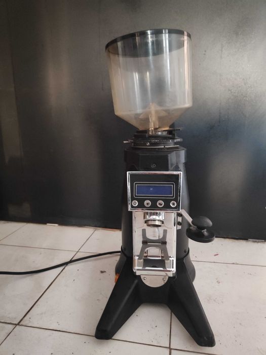 Продаю кофемашину с кофемолкой все идеально работает.