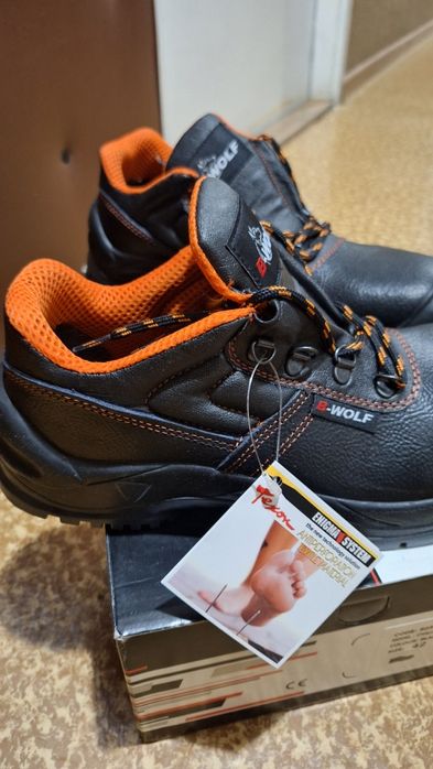 Работи обувки U. Power и B-wolf