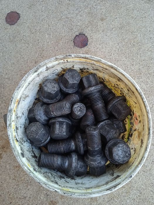 Болтове за Mercedes A и B класа.